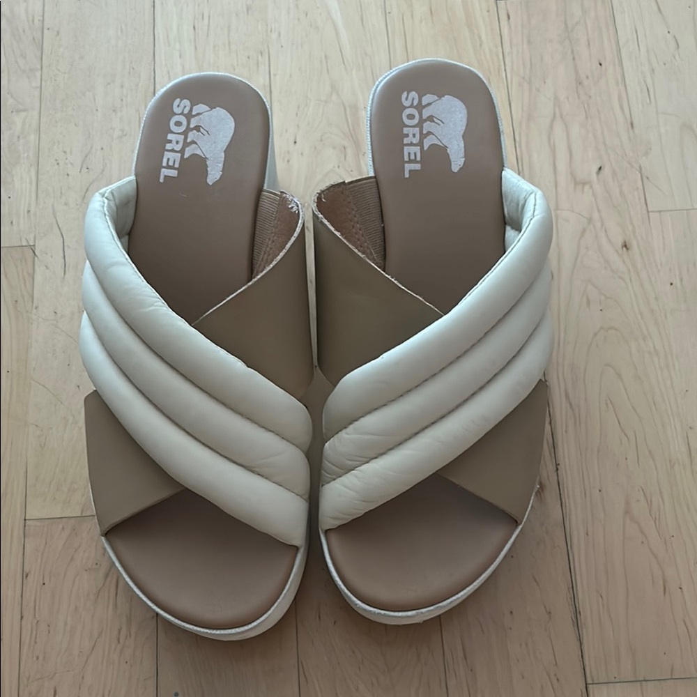 Sorel Women's Beige and Off-White Slide Sandals